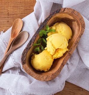 Veganes Bananen-mango Eis mit Kokosmilch