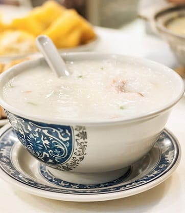 Reis-Congee mit Hühnerfleisch