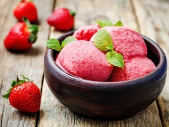 Erdbeer-Kokosjoghurt-Eis